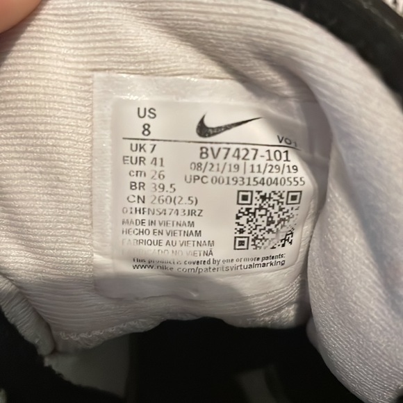 Black and white LeBron Witness 4 - Picture 5 of 8